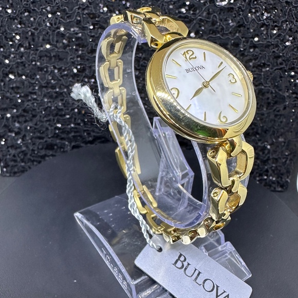 Women's NWT Bulova w/Mother-of-Pearl Face & Gold Bezel w/Gold Chain Bracelet - Picture 3 of 5